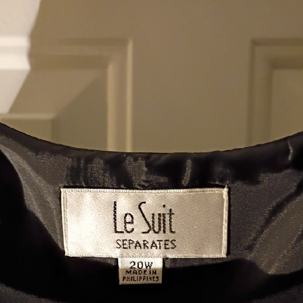 Le Suit Black Sleeveless Scoop Neck Shell Top - Picture 2 of 8